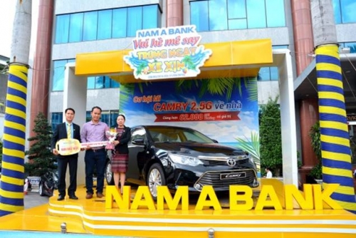 Nam A Bank trao xe cho khách hàng