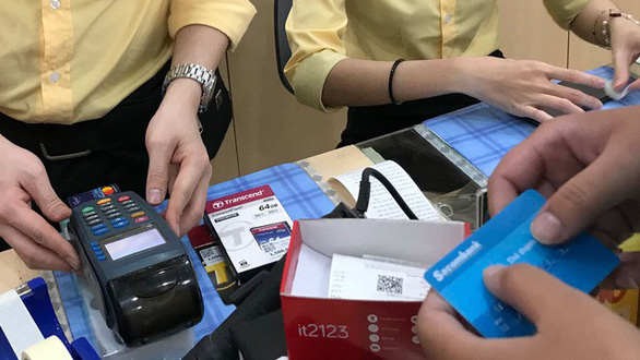 Tuýt còi việc thông đồng với chủ thẻ tín dụng giao dịch khống