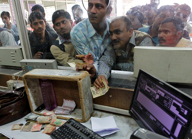 Ấn Độ đóng cửa ngân hàng toàn quốc chờ in tiền mới