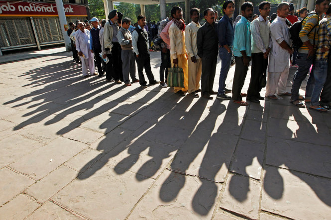 Dân Ấn Độ tức giận vì ngân hàng chậm phát tiền mới