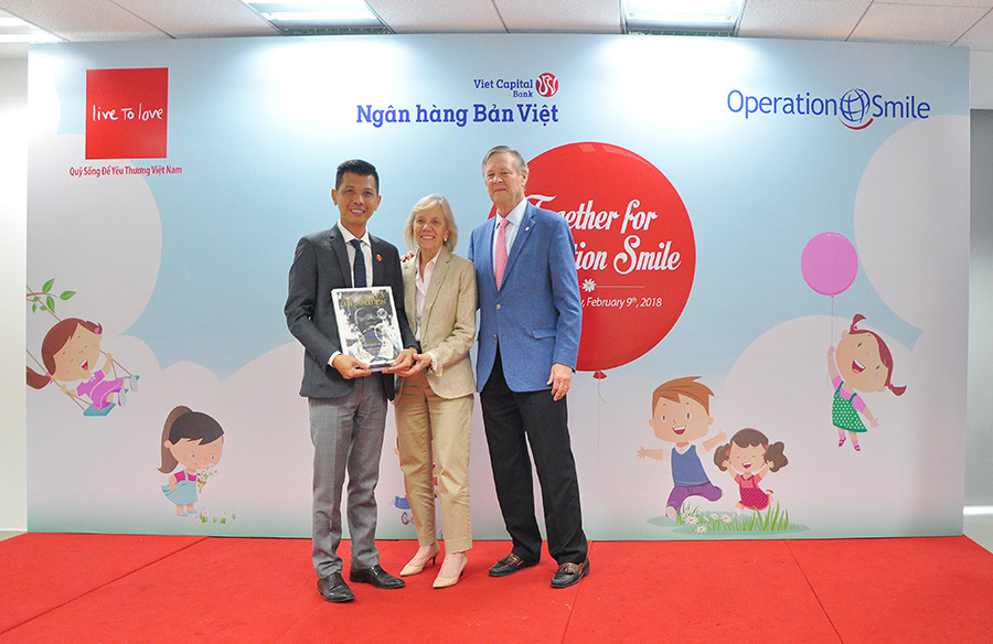 Tổ chức Operation Smile trao kỷ niệm chương đến Ngân hàng Bản Việt