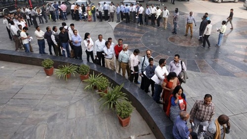 Người Ấn Độ xếp hàng dài trước ngân hàng vì thiếu tiền